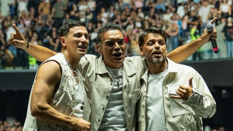 La banda invitó al artista en su octava presentación en el Movistar Arena.