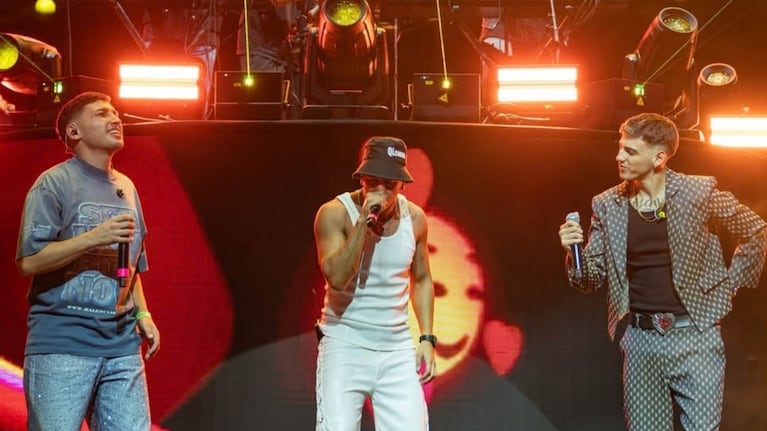 La banda se presentó en el Movistar Arena e invitó a Los Herrera causando la ovación del público.