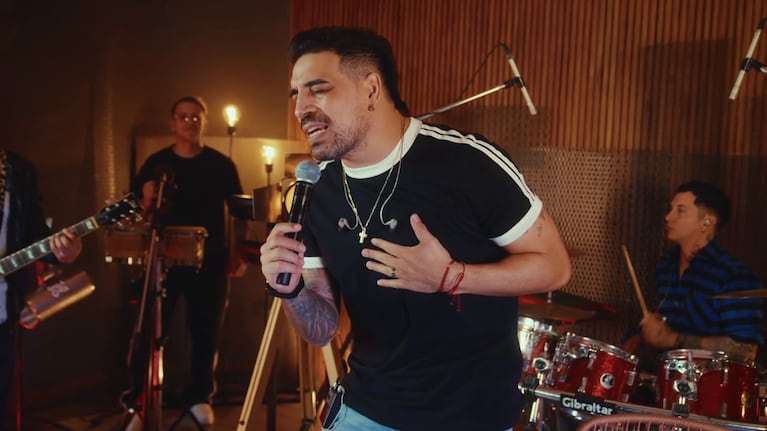 La banda sorprendió con l aversión acústica de "Que tu piel decida".