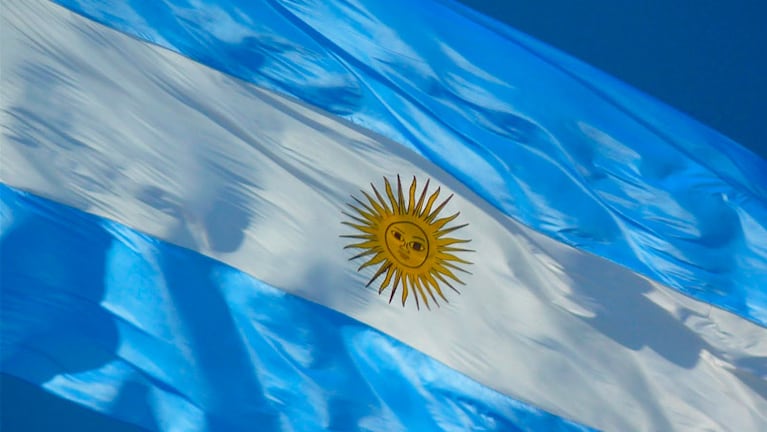 La bandera argentina, creación de Manuel Belgrano.