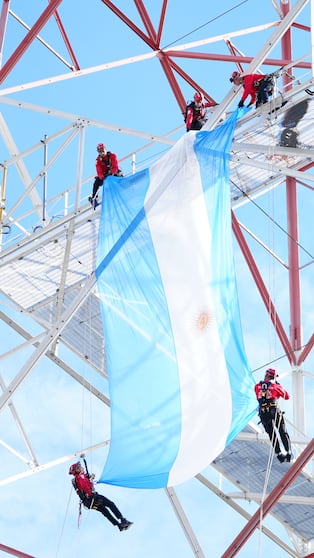 La bandera argentina en lo alto de la antena de El Doce.