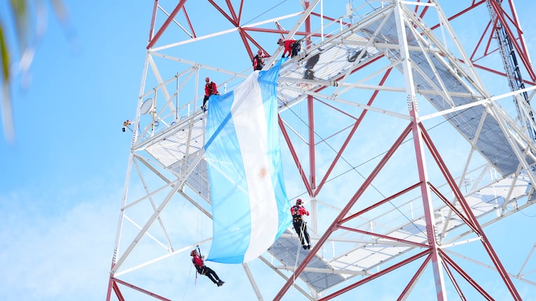 La bandera argentina en lo alto de la antena de El Doce.
