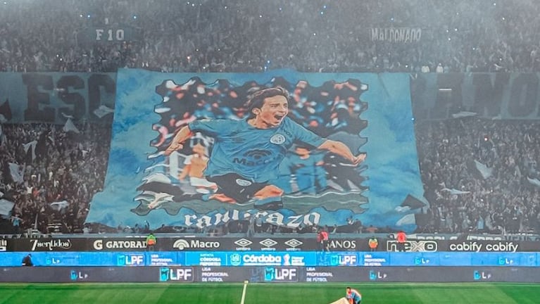 La bandera de la hinchada de Belgrano a Ramiro Hernandes.