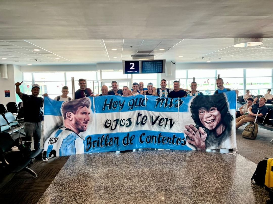 La bandera de la Mona y Messi que viaja a Qatar