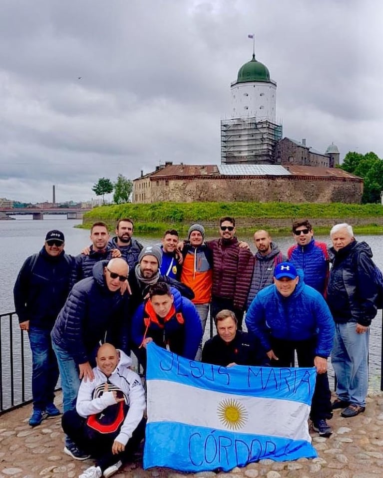 La bandera de la Mona y Messi que viaja a Qatar