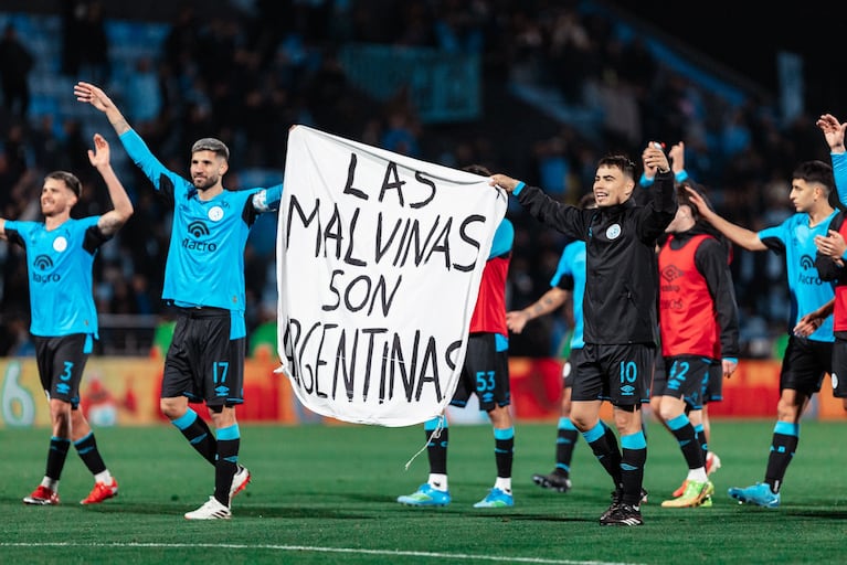 La bandera de Malvinas Argentina tomada por el plantel de Belgrano. Imagen: X Belgrano.