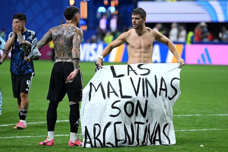 La bandera de Malvinas que mostraron los jugadores de la Selección tras el triunfo contra Inglaterra.