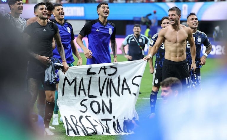 La bandera en manos de los jugadores después de ganarle a Inglaterra.