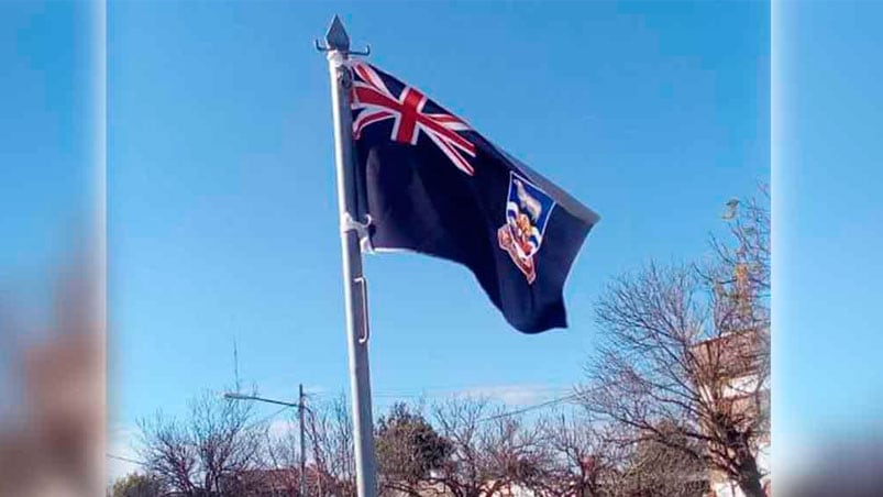 La bandera inglesa flameó en el acto del Día de la Independencia.