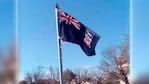 La bandera inglesa flameó en el acto del Día de la Independencia.