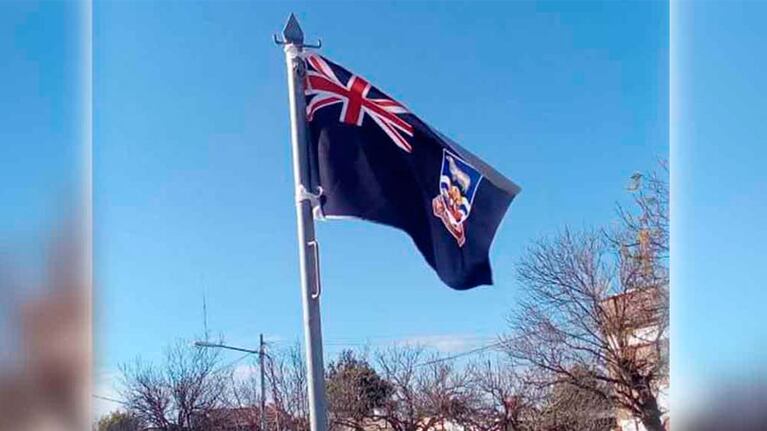 La bandera inglesa flameó en el acto del Día de la Independencia.