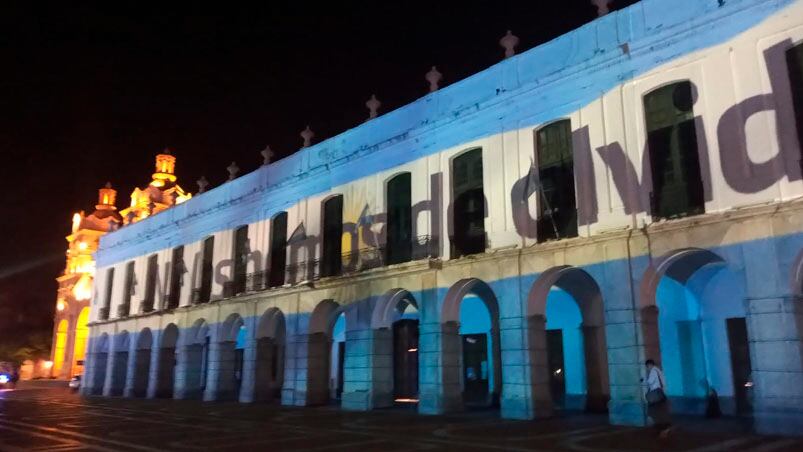 La bandera nacional en la fachada del Cabildo. 