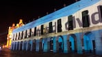 La bandera nacional en la fachada del Cabildo. 