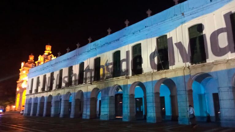 La bandera nacional en la fachada del Cabildo.