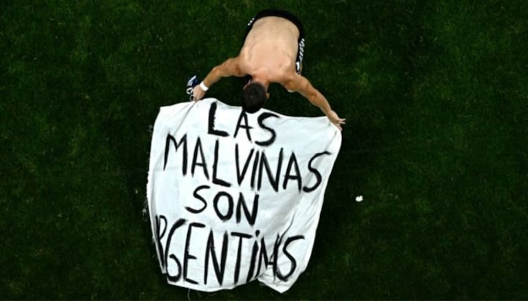 La bandera que consiguió Lo Celso en medio de los festejos en la cancha.