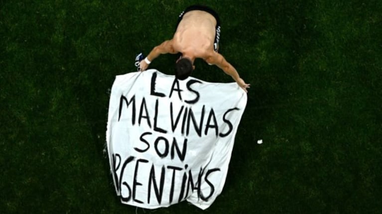 La bandera que consiguió Lo Celso en medio de los festejos en la cancha.