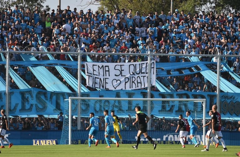 La bandera que la hinchada le dedicó a Lema. Foto: Lucio Casalla / ElDoce.tv.