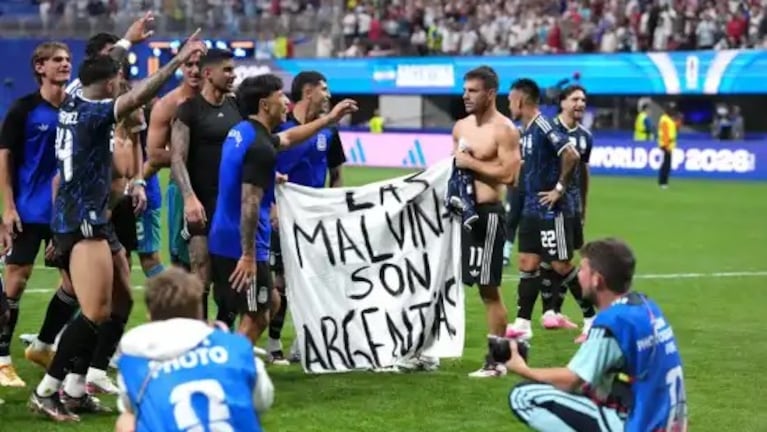 La bandera que mostraron los jugadores tras la victoria a Inglaterra.