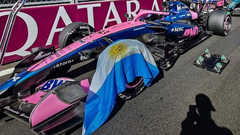 La bandera sobre el Alpine de Colapinto en Madrid. Foto: @mensurdante.