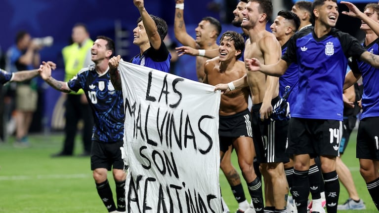 La bandera sobre las Malvinas que mostraron los jugadores en pleno campo de juego tras el triunfo de Argentina ante Inglaterra. (Foto: Reuters)