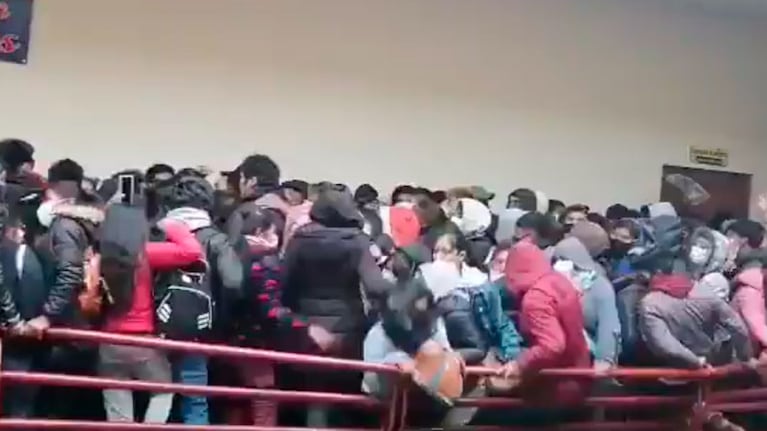 La baranda colpasó y los alumnos cayeron al vacío.