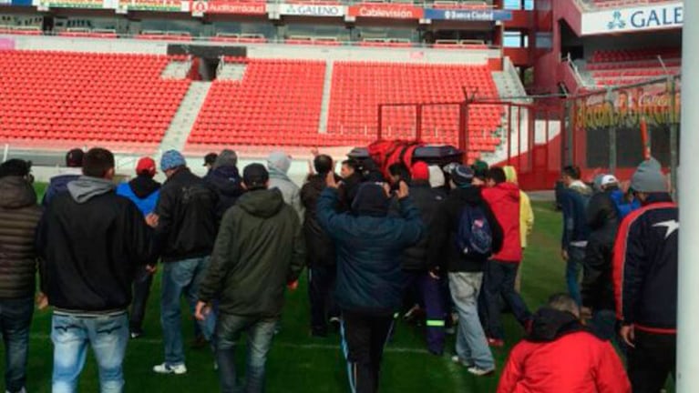 La barra de Independiente, liderada por Bebote Álvarez, despidió a un integrante clave. Fotos: Pablo Carrozza.