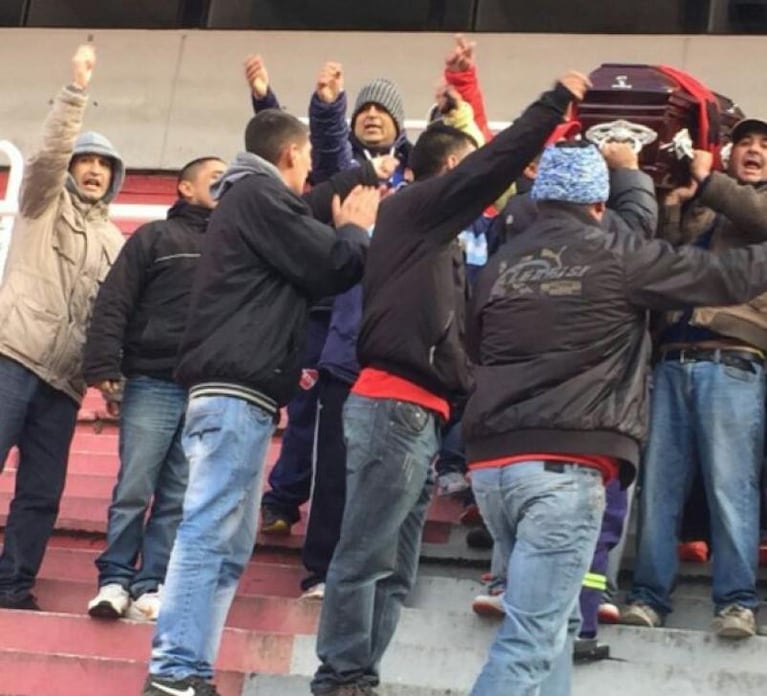 La barra de Independiente veló a un jefe en el estadio