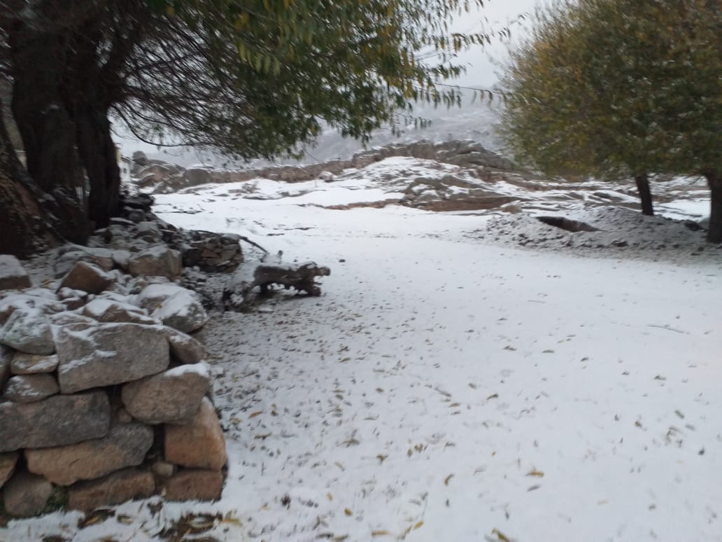 La base del Cerro Champaquí amaneció blanca. Foto enviada por Marina Polteau.