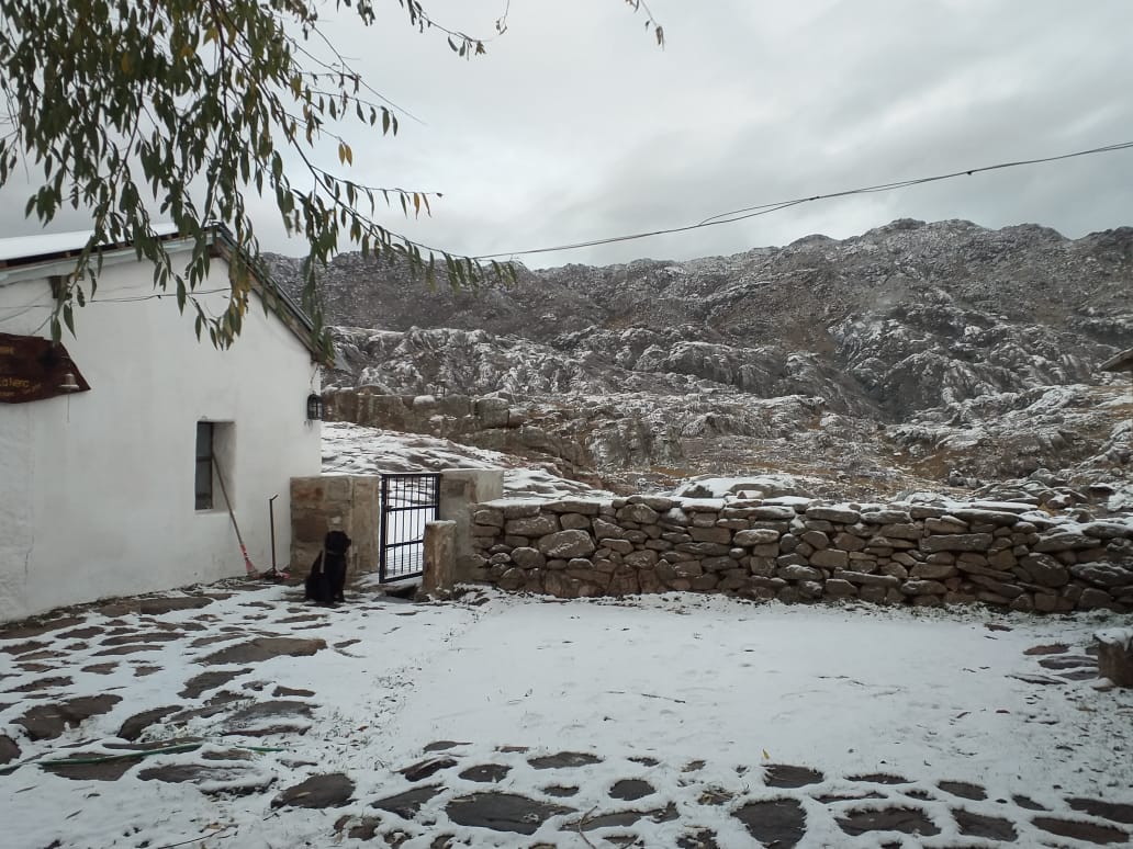 La base del Cerro Champaquí amaneció blanca. Foto enviada por Marina Polteau.