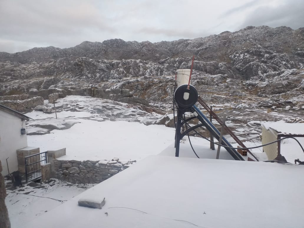 La base del Cerro Champaquí amaneció blanca. Foto enviada por Marina Polteau.