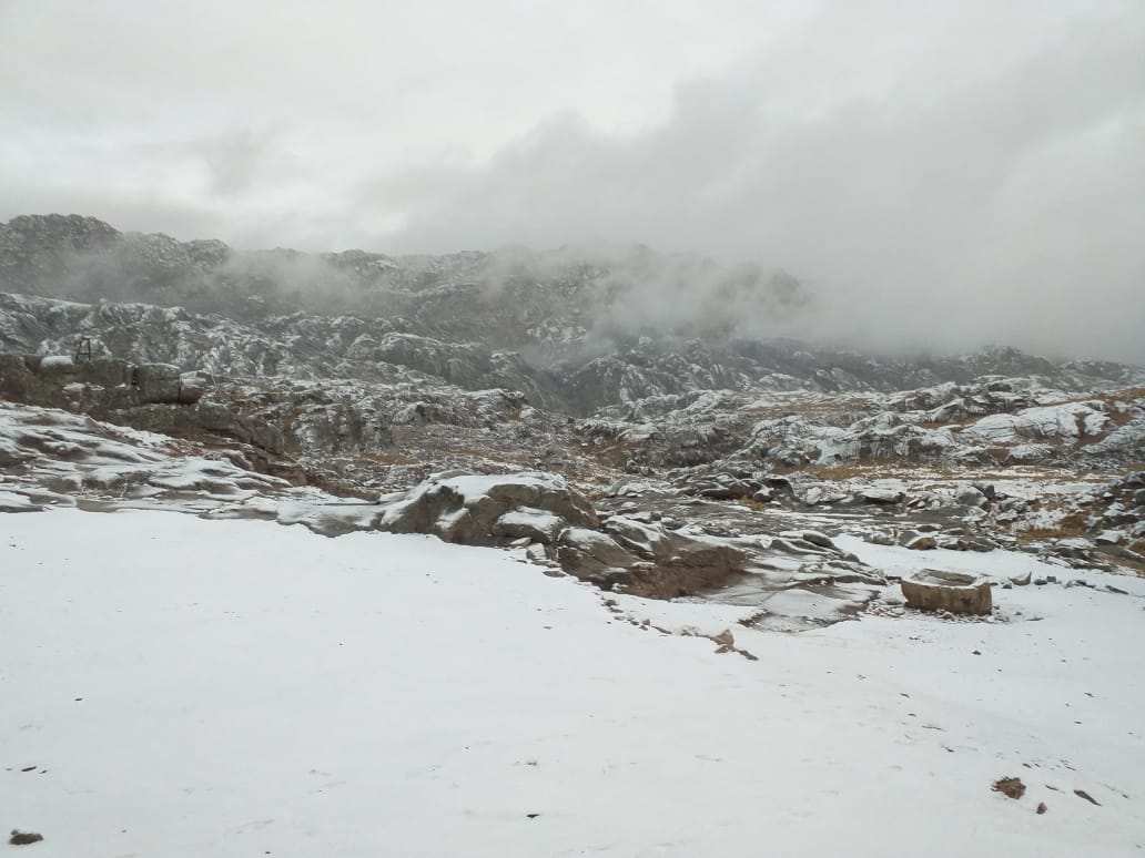 La base del Cerro Champaquí amaneció blanca. Foto enviada por Marina Polteau.