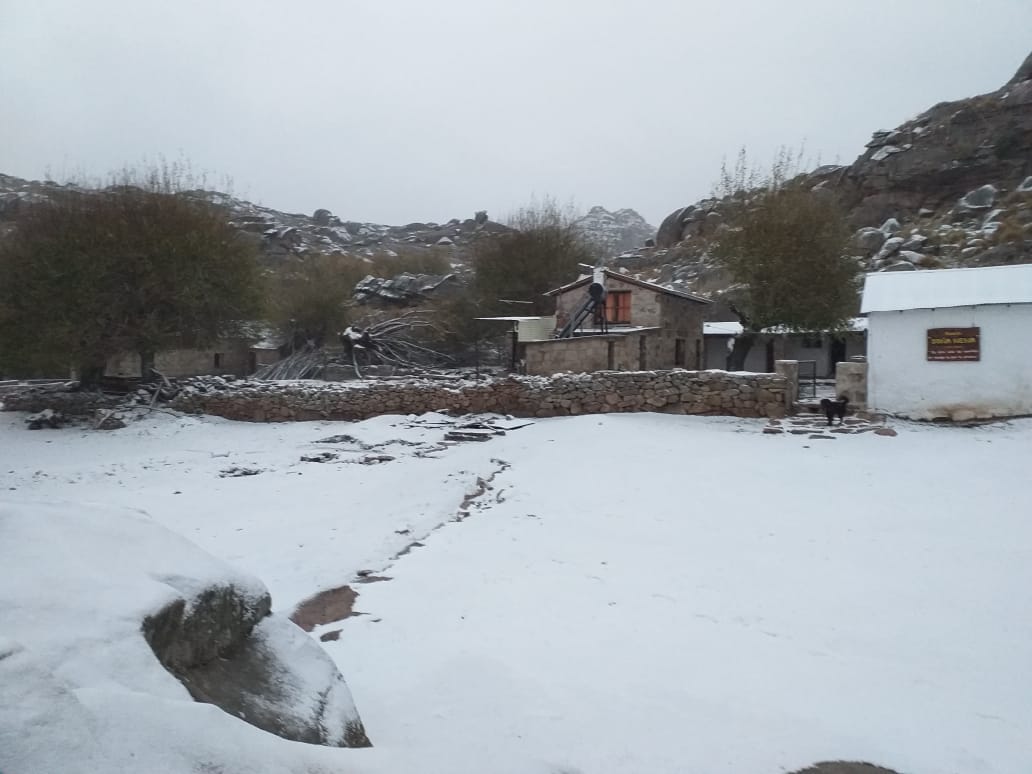 La base del Cerro Champaquí amaneció blanca. Foto enviada por Marina Polteau.