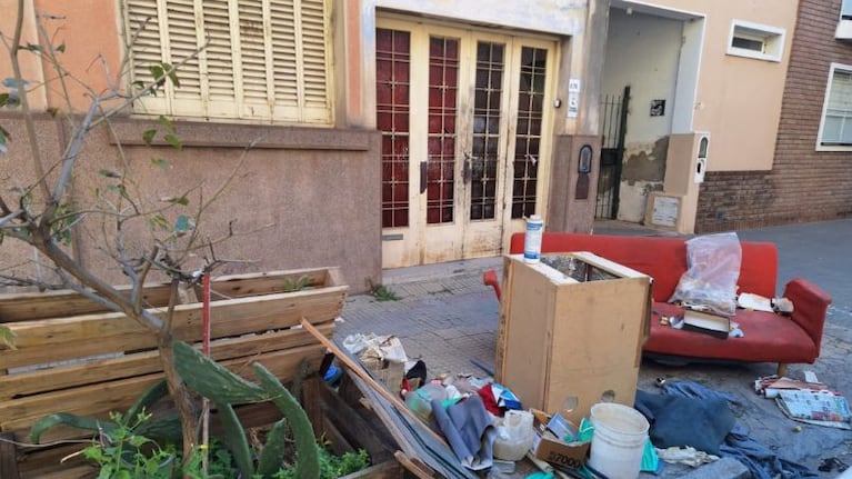 La basura en la vereda de la casa de Claudio Barrelier. (Foto: Fredy Bustos/El Doce)