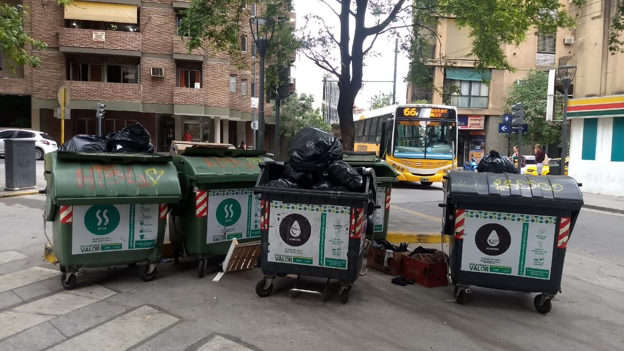 La basura se acumula en cada barrio de Córdoba.