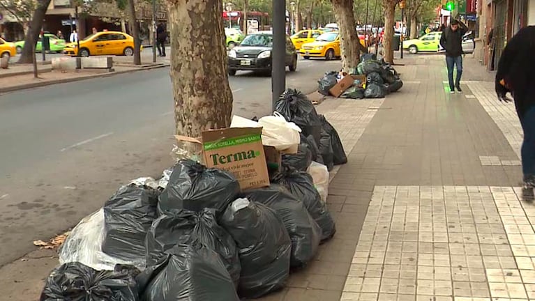 La basura se acumula una y otra vez en las calles de Córdoba.