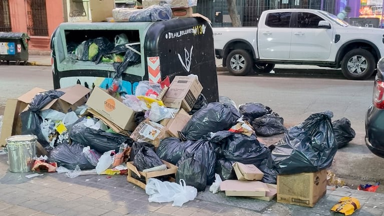 La basura se acumuló durante días en medio de la tensión entre las empresas y el gremio.