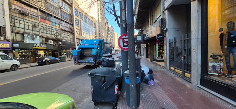 La basura se sigue acumulando en pleno centro. Foto: Maxi Clavero / ElDoce.tv.