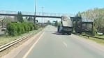 La batea chocó y derribó el puente peatonal.