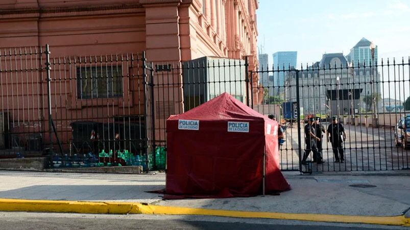 La beba dormía en la calle con sus padres y un hermano.