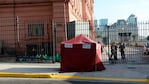 La beba dormía en la calle con sus padres y un hermano.