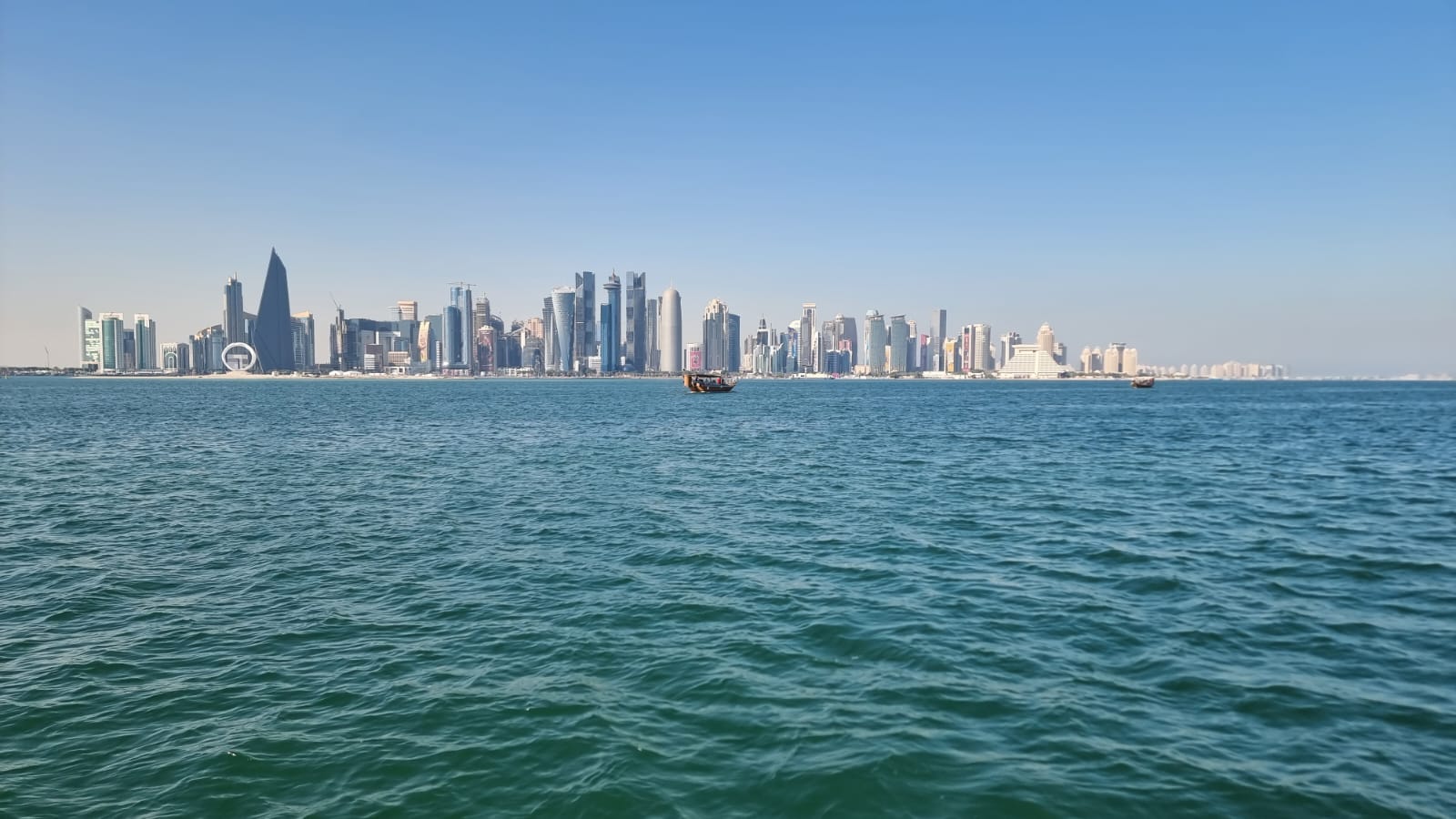 La belleza de la bahía de Doha, en la cámara de El Doce. Foto: Lucio Casalla/El Doce.