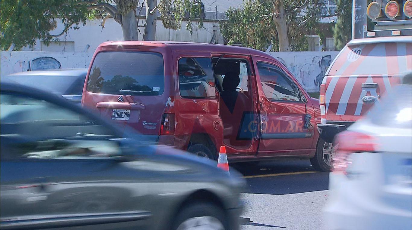 La Berlingo comenzó a prenderse fuego tras un leve choque y eso asustó a la mujer.