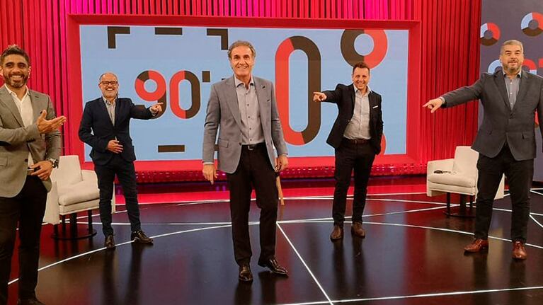 La bienvenida a Oscar Ruggeri de sus compañeros.