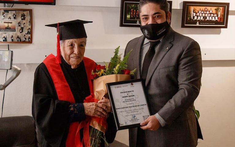La bisabuela que terminó la universidad a los 93 años y sorprendió con sus notas