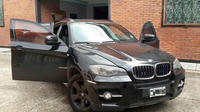 La BMW X6 en la puerta del hotel alojamiento de Ramos Mejía.