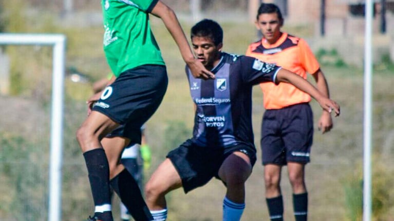 La bochornosa agresión al árbitro ocurrió en un partido de Liga de Fútbol de Güemes, Salta.