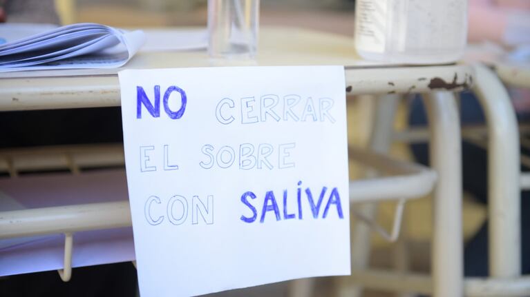 La boleta, adentro del sobre pero sin saliva.