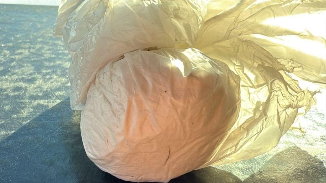 La bolsa que descartaron los jóvenes antes del control policial en la ruta.