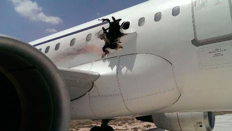 La bomba abrió un hueco en el fuselaje de la aeronave.