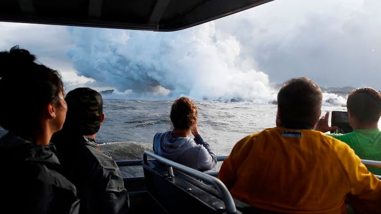 La bomba de lava del volcán Kilauea dejó un hueco en el barco de turistas.